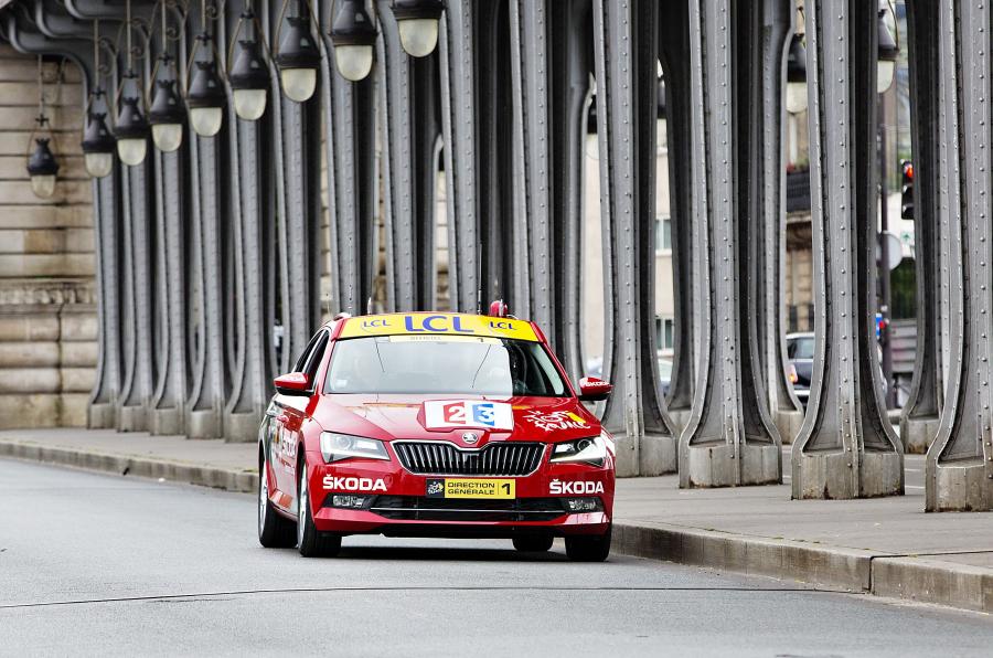  Skoda Superb Red Car in Tour de France 2015 года  (фото 5 из 7)